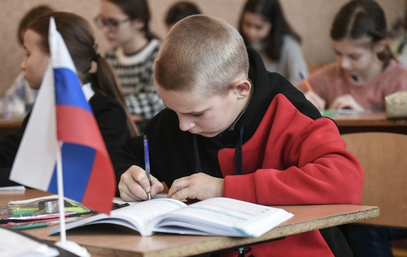 Lecțiile patriotice din Rusia le arată elevilor cum criminalii sunt, de fapt, eroi de război. Un ucigaș recrutat de Wagner are placă memorială pe fațada școlii