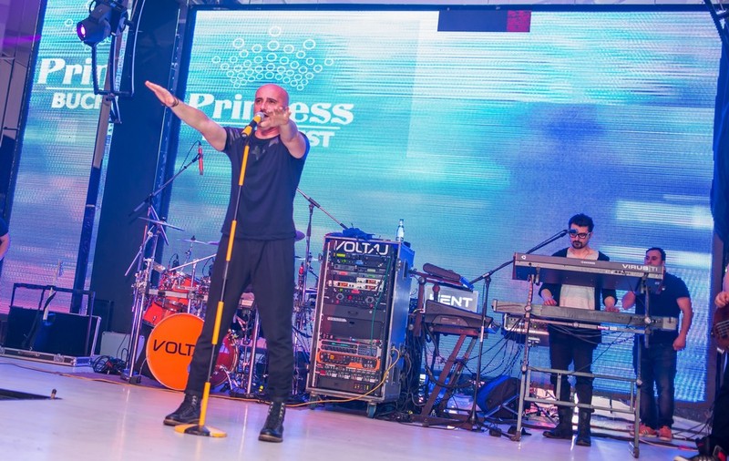 Voltaj, show exploziv in Regie. Fanii au cântat la microfon alături de Călin Goia | FOTO