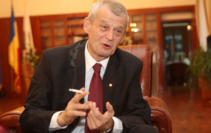 Oprescu vorbeşte cu bucureştenii despre problemele lor...la telefon