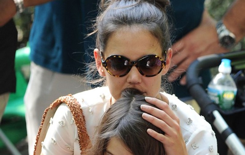 Blestemul de care încearcă să scape Katie Holmes. Primul pas: o schimbare radicală în viaţa fiicei sale!
