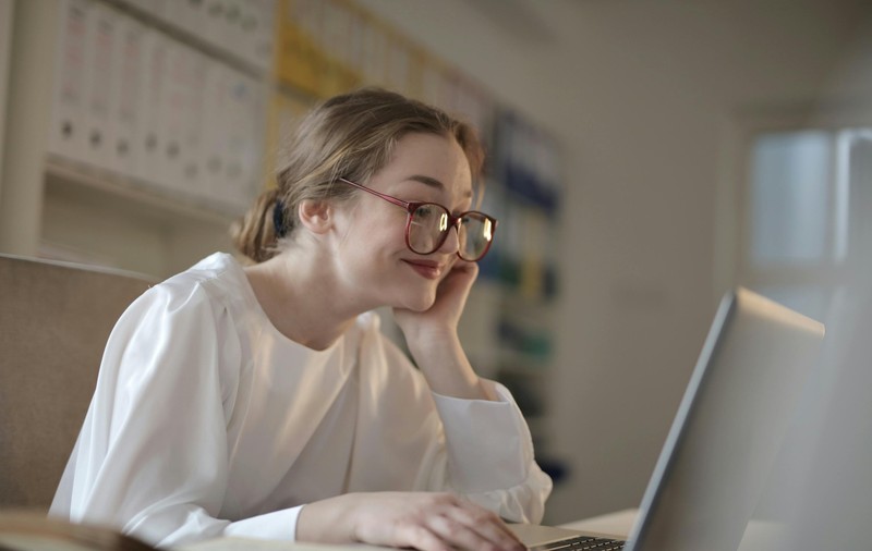 Adio, dosar cu șină! Ghidul digitalizării relației cu statul pentru PFA și SRL-uri mici