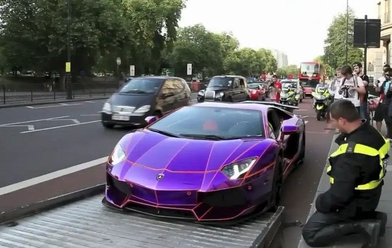 Un Lamborghini cu vopsea unică în lume a fost confiscat în primele 48 de ore de când a fost adus în Londra