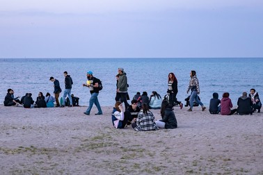 Sute de tineri au repopulat plaja din Vamă de 1 Mai