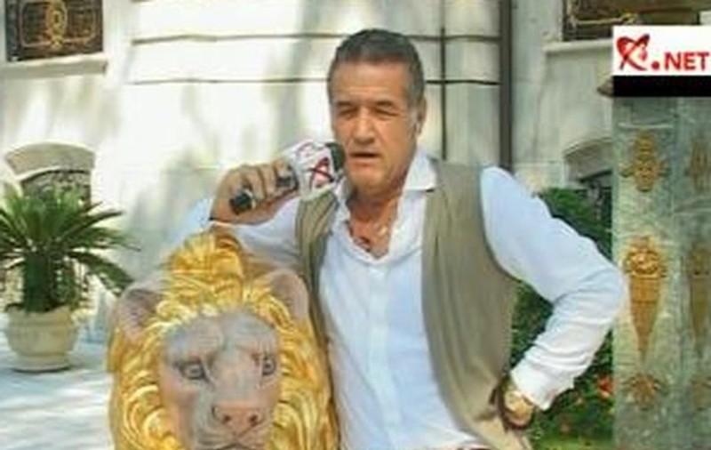 Video | Gigi Becali, de gât cu un leu aurit, la TV