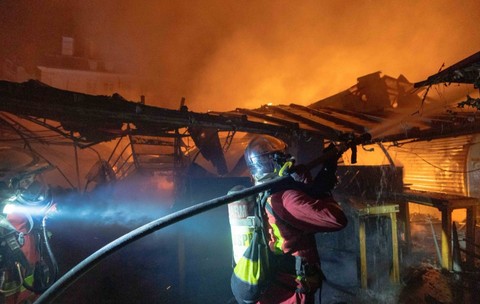 Pompieri în timp ce intervin în cazul unui incendiu