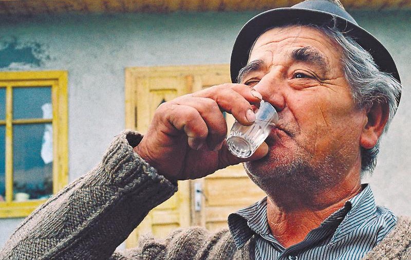 Liber la ţuică!