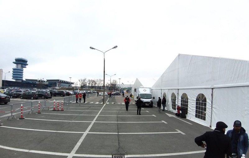 Peste 1.000 de locuri suplimentare în corturi și alimente pentru refugiaţii ucraineni care vin pe Aeroportul Otopeni