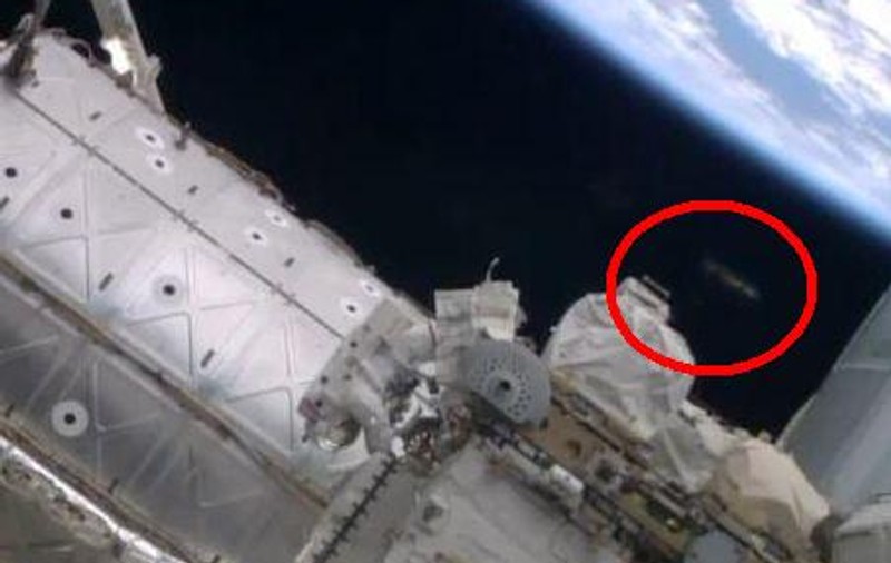 INCREDIBIL! UN OZN a apărut lângă DOI ASTRONAUŢI | VIDEO