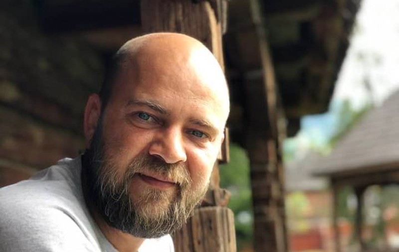 Cosmin Seleși, sacrificii de dragul meseriei: „Nu apuc să-i văd pe ai mei câteva zile bune”. Soția îi este cel mai mare sprijin INTERVIU