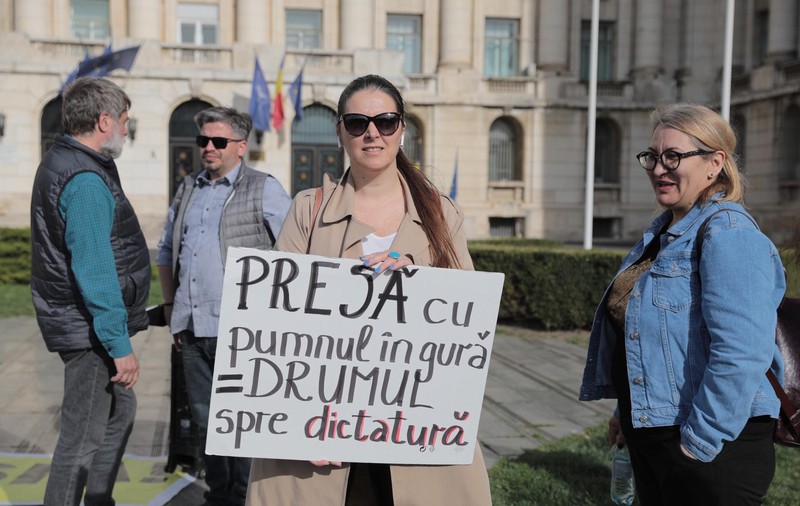 VIDEO | Protest în fața Ministerului de Interne în semn de solidaritate cu jurnalista Emilia Șercan