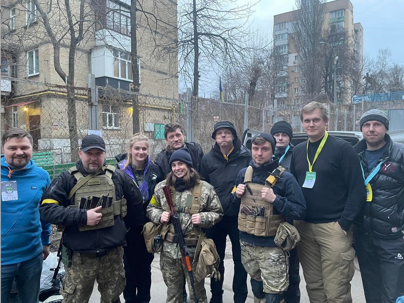 Marharita alături de un grup de voluntari