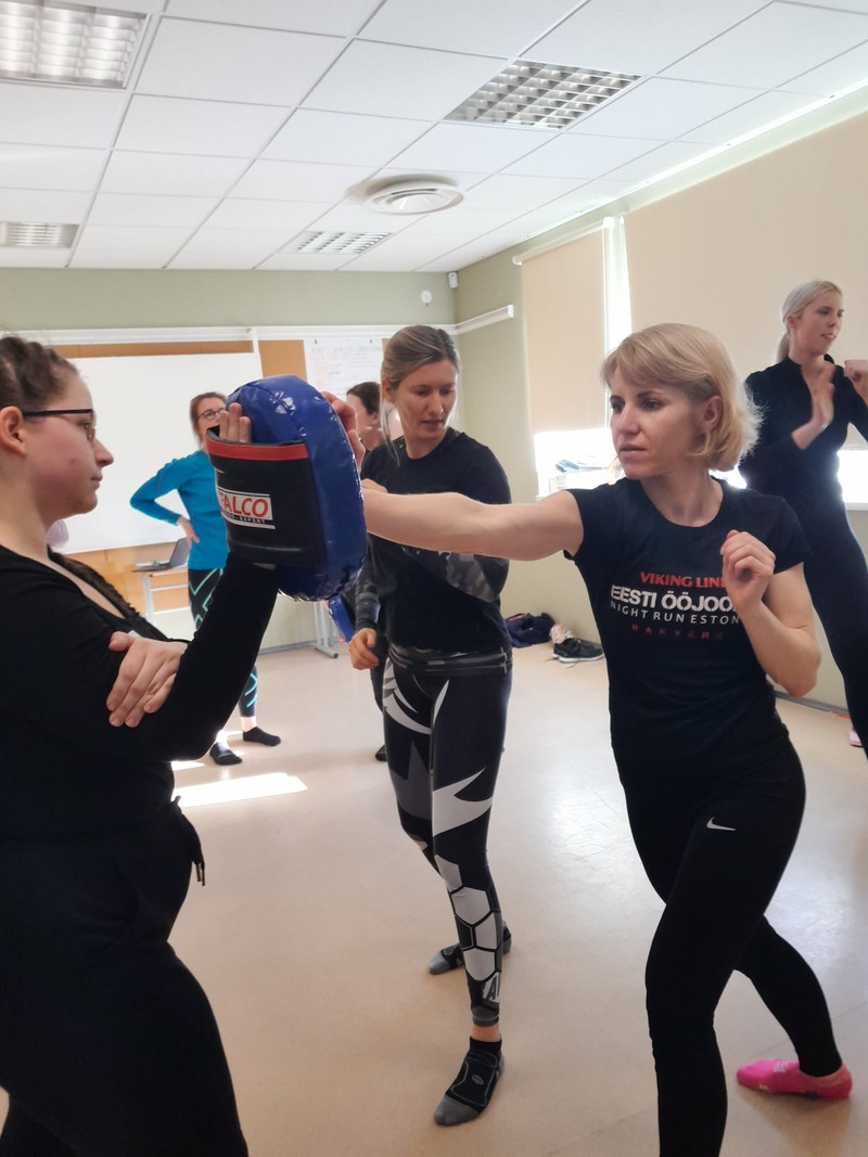 Fotografii din timpul antrenamentelor cu femeile care s-au înscris în Naiskodukaitse