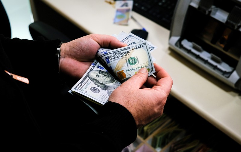 Un bărbat a aruncat din mașină teancuri de 100 de dolari pe o autostradă din SUA. „Se circula bară la bară pe câțiva kilometri”