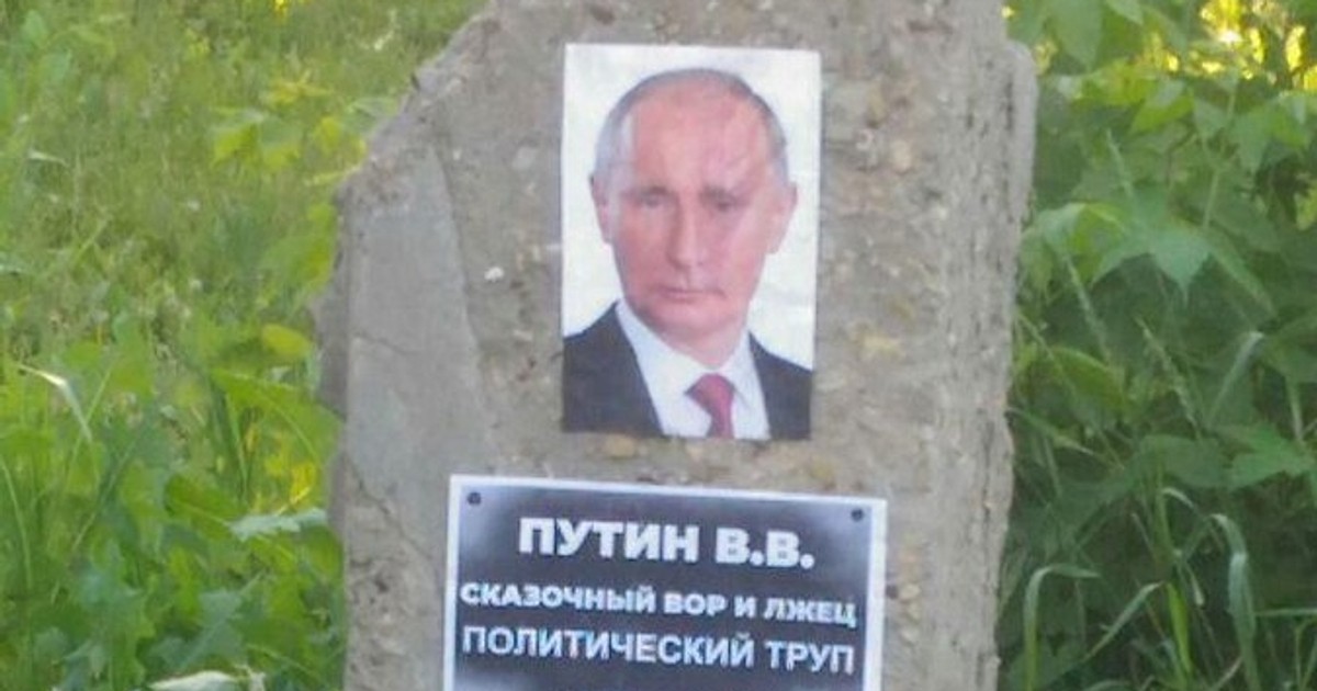 Rușii au umplut țara de pietre funerare cu figura lui Putin