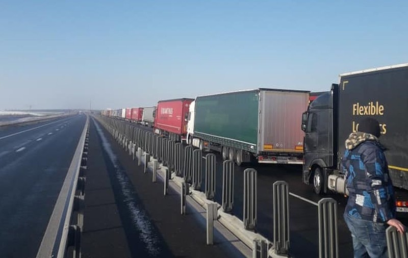 Coadă de TIR-uri de 12 kilometri la Nădlac, la ieșirea din țară: „Am blocat toată autostrada. Degeaba!”