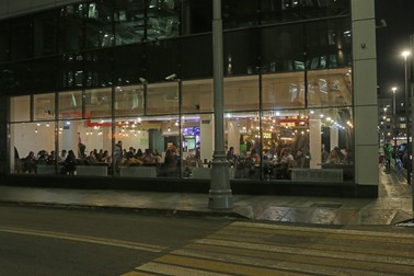 În restaurantele din imensele clădiri de birouri, un fel de mâncare costă 10 euro