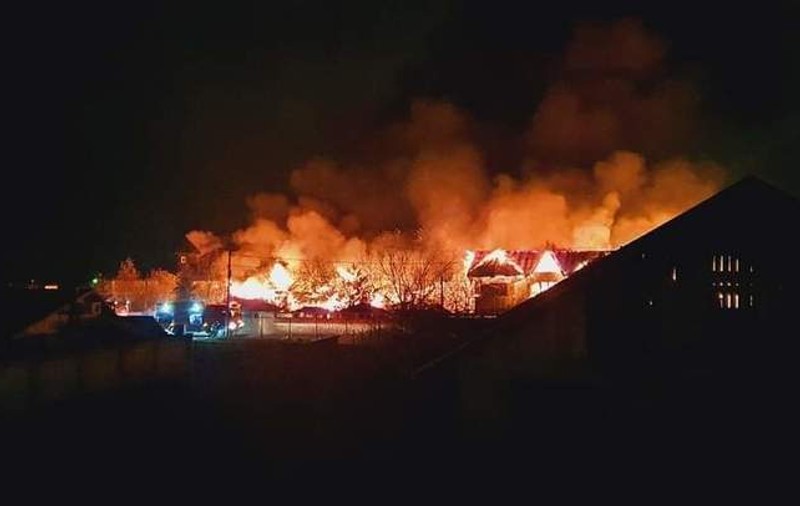 Incendiu puternic la restaurantul Hanul Vânătorului din Galați. Flăcările s-au extins la o casă. VIDEO