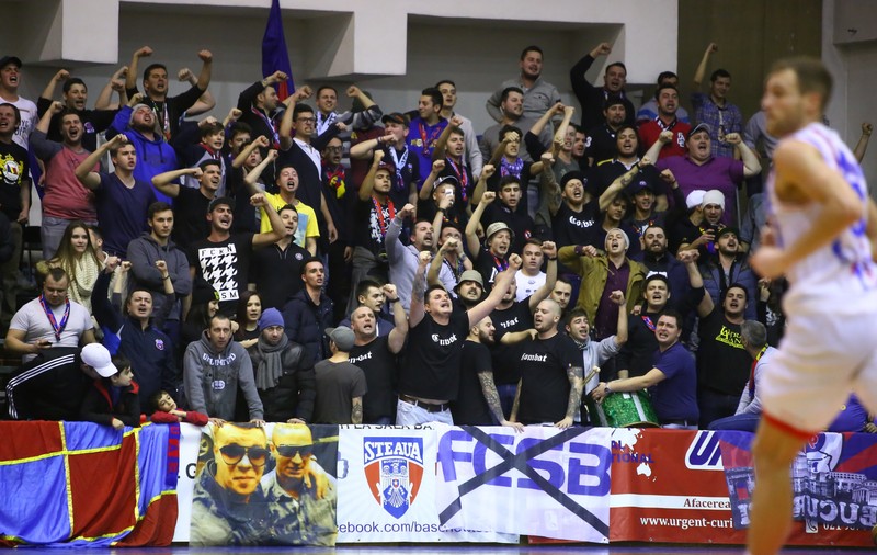 SCANDALUL MARCA STEAUA / Ultrașii au protestat la baschet: "NU FCSB" / GALERIE FOTO