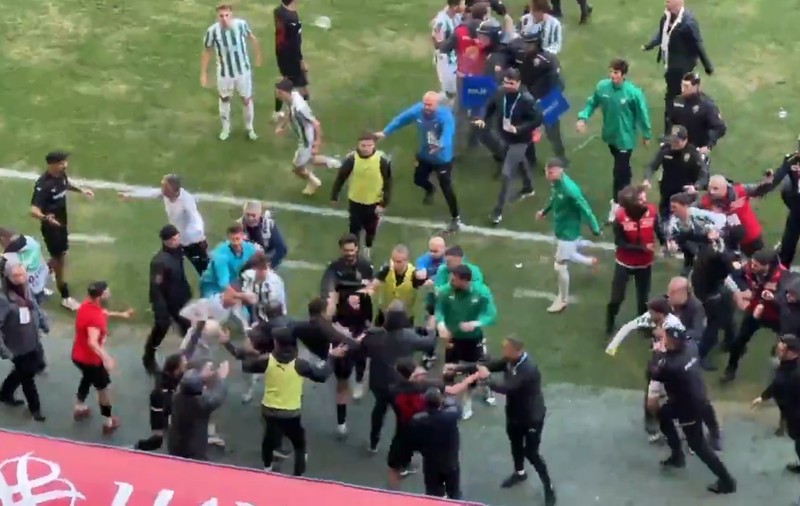 Bătaie generală la un meci de fotbal din Turcia. Arbitrul a dat șase cartonașe roșii | VIDEO