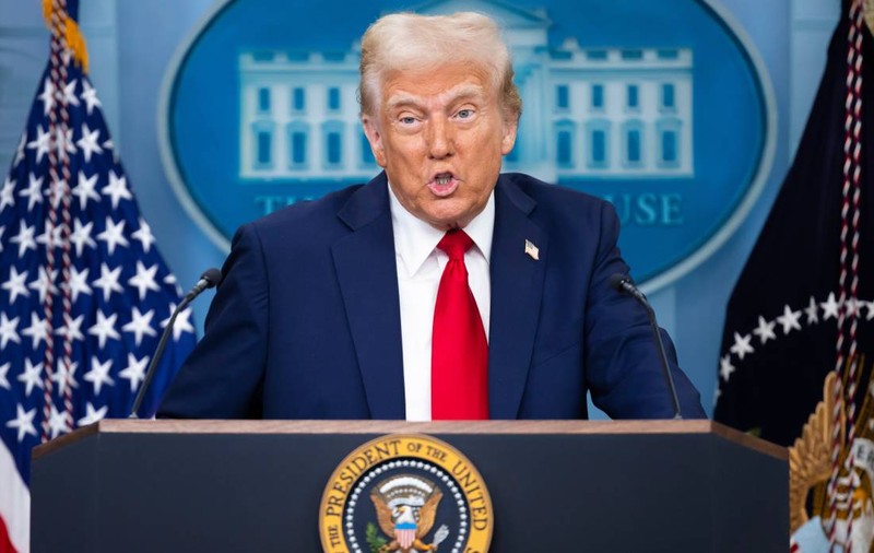 Donald Trump ameninţă UE cu taxe vamale de 200% pentru băuturile alcoolice: „Va fi grozav pentru vinul și șampania din Statele Unite”