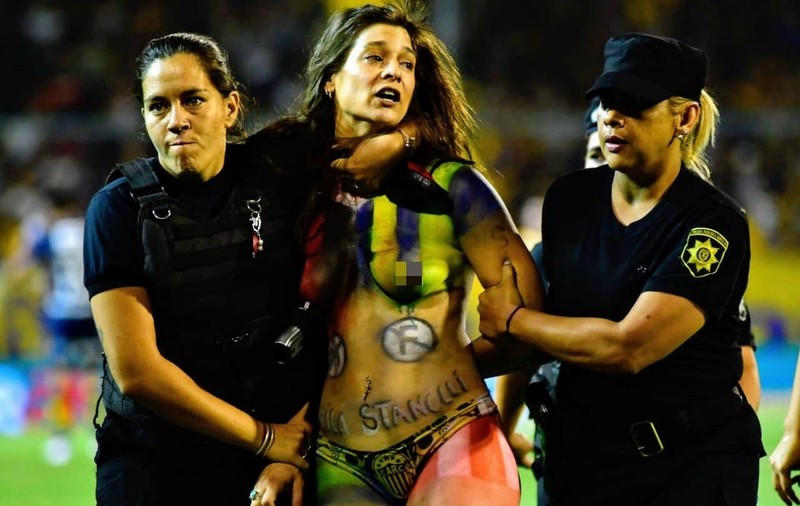 O fată pe jumătate goală a întrerupt meciul dintre Rosario Central și River, din Argentina. Ce s-a întâmplat cu Sheila Stanolli