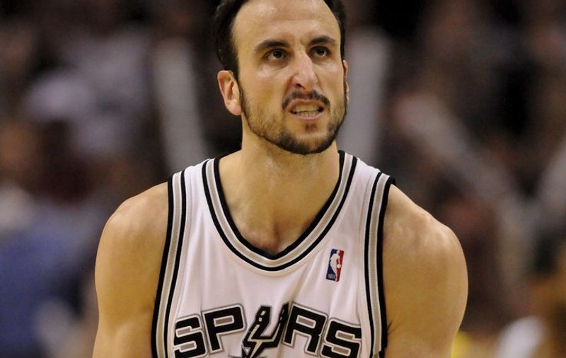 Video / Scenă de Halloween în NBA: Ginobili prinde liliacul în aer!