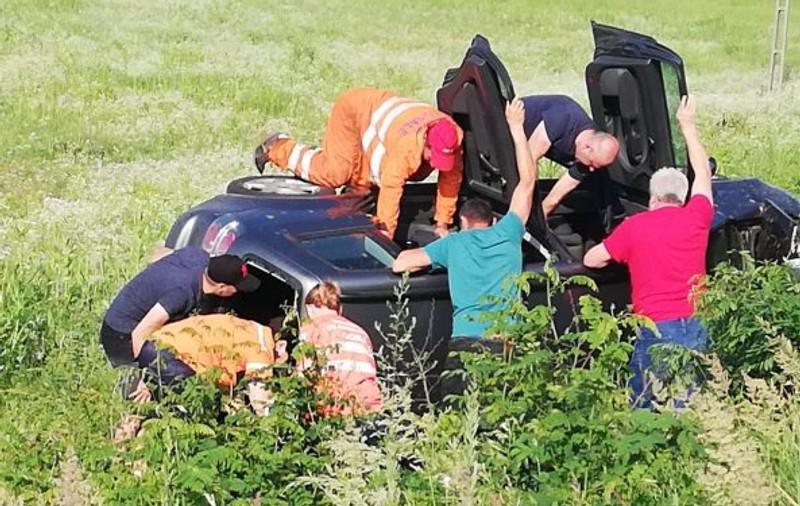 Un tânăr din Gorj a murit pe loc, după ce s-a răsturnat cu maşina pe un câmp