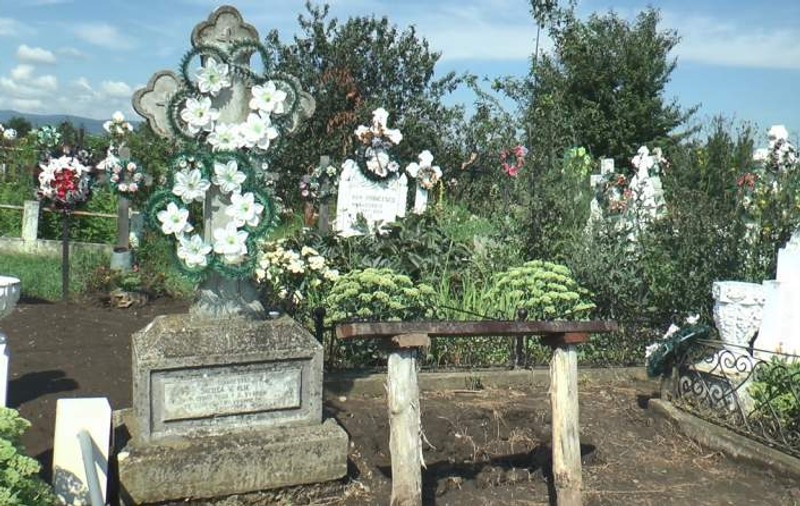 Au furat crucea soacrei din cimitir. Monumentul din beton are jumătate de tonă