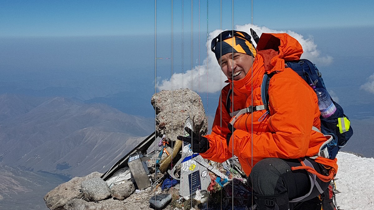 Jandarmul care a fost, dincolo de nori, pe acoperișul Europei Lt.col. Simon Bâlbâie a cucerit vârfurile Mont Blanc și Elbrus în expediții dure, pregătite timp de mai bine de un an