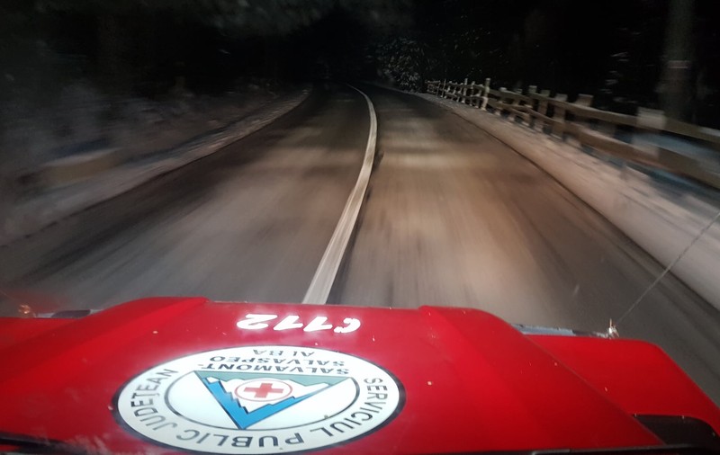 Trei turiști din Cluj, salvați după 7 ore de Salvamont Alba, după ce GPS-ul i-a dus pe un drum înzăpezit