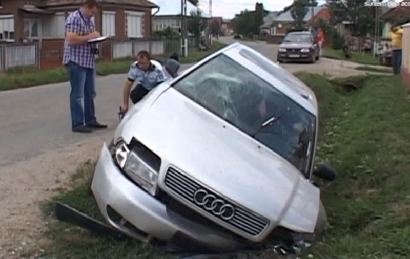 Mamă inconştientă! Fiul ei de 4 ani s-a lovit cu capul de parbriz, după un accident provocat de ea 