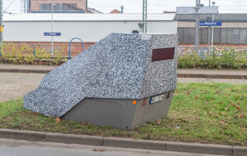 Un radar a fost acoperit cu lenjerie de pat și bandă adezivă, pe un drum din Germania