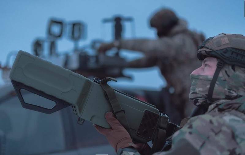 Un soldat din Ucraina care ține în mână o armă - de Ziua Trupelor de Război Radio-Electronic