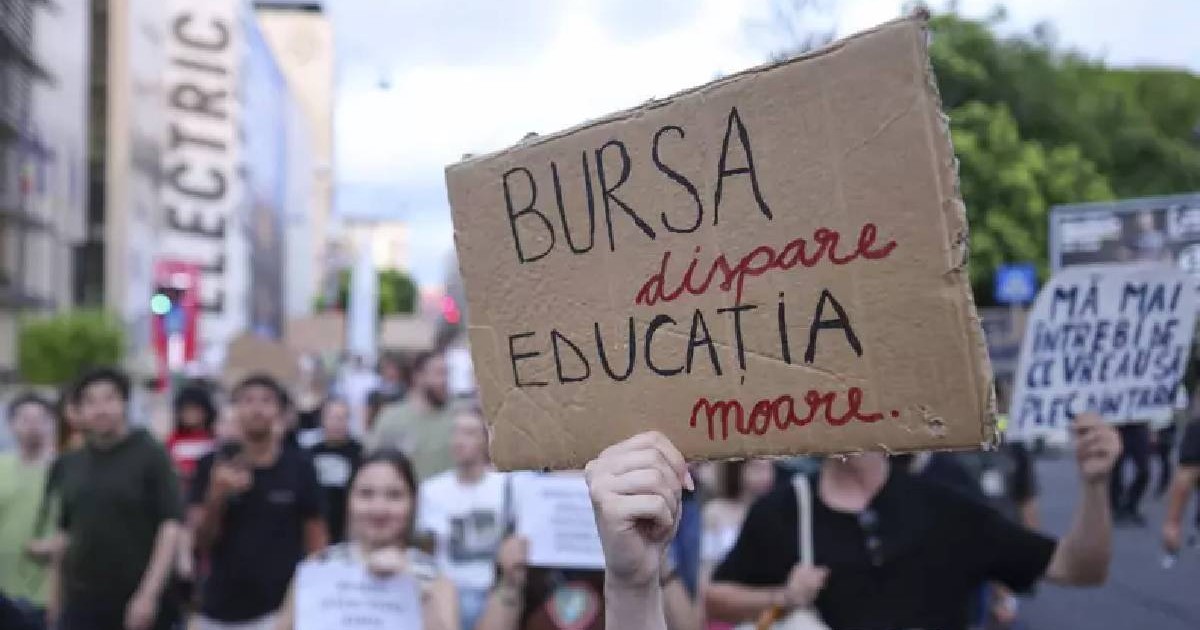 Studenti care protestează impotriva deciziei de taiere a burselor