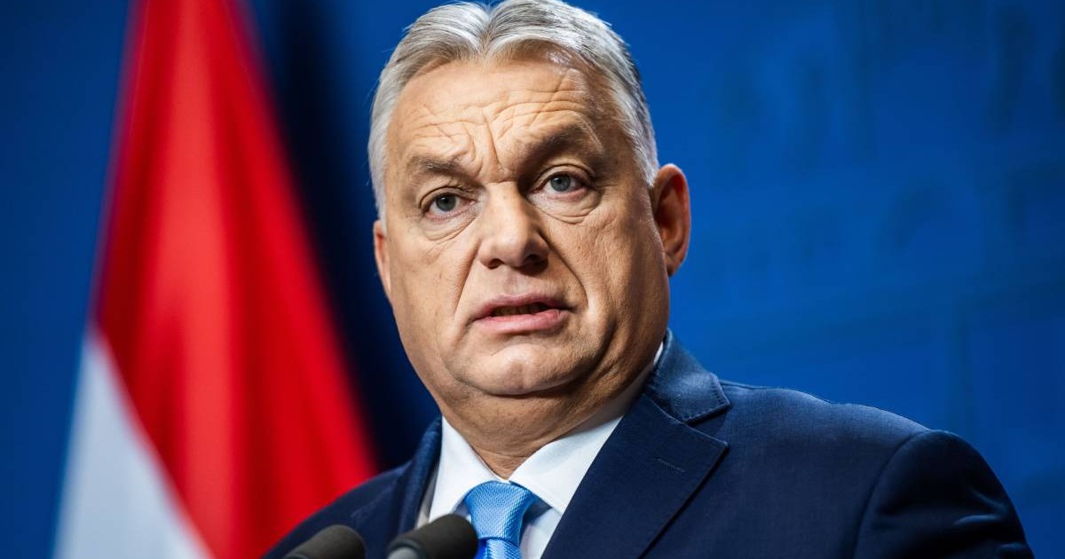 Premierul Ungariei, Viktor Orban, îmbrăcat la costum cu o cravată albastră, în timpul unei conferințe de presă.