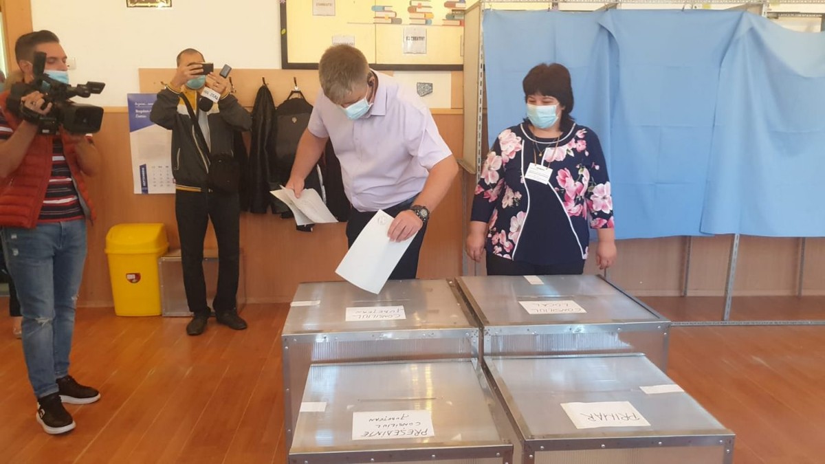 VIDEO | Unui candidat la Primăria Buzău i s-a luat temperatura de trei ori, înainte să fie primit în sală. ”Sunteți rece!”
