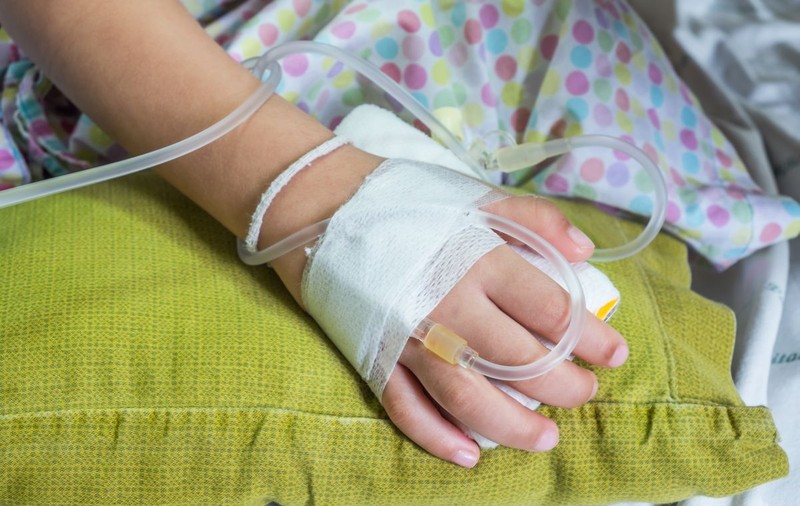 Fetița grav bolnavă din Craiova, care a așteptat ore în șir un transfer, a ajuns în sfârșit la Spitalul „Marie Curie” din București