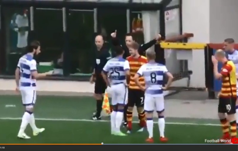Decizie scandaloasă la un meci de fotbal din Scoția! Un gol superb n-a fost văzut nici de central, nici de asistent | VIDEO