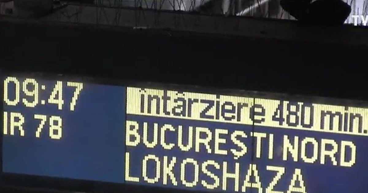 Un afișaj electronic din gară, unde scrie că este o întârziere de 480 de minute de la un tren Interregio București Nord-Curtici, din cauza ninsorilor, 8 ianuarie 2026
