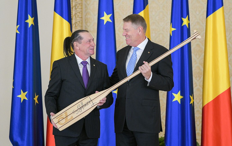 Ivan Patzaichin, decorat de ziua lui de Klaus Iohannis. Marele sportiv i-a adus președintelui o pagaie: ”Să vâsliți cât mai bine la conducerea României”