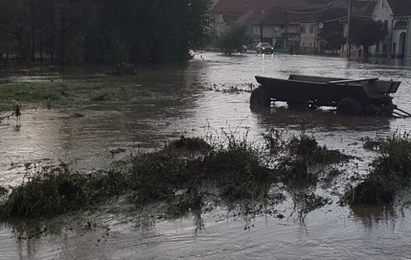 Cod galben și cod portocaliu de inundații, emis pentru trei județe. Pericol de inundații până la miezul nopții