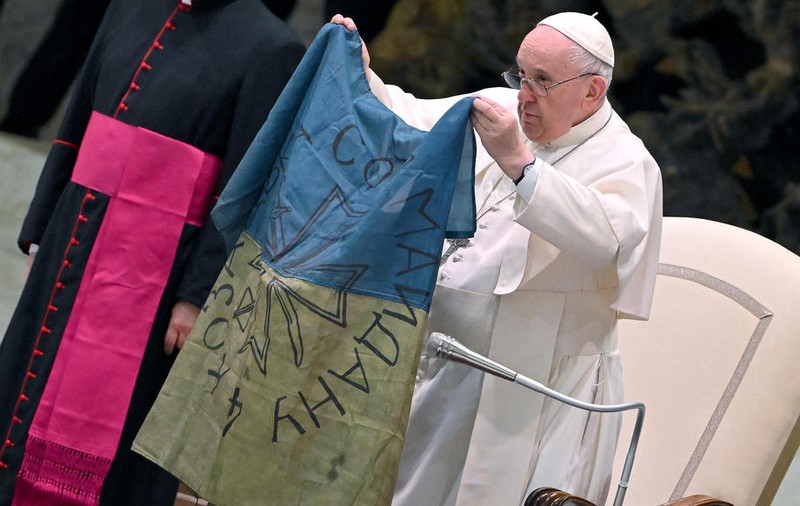 Papa Francisc, un nou apel la încetarea războiului, în timp ce ține în mâini un drapel ucrainean primit din Bucha: „Este din ce în ce mai îngrozitoare cruzimea”
