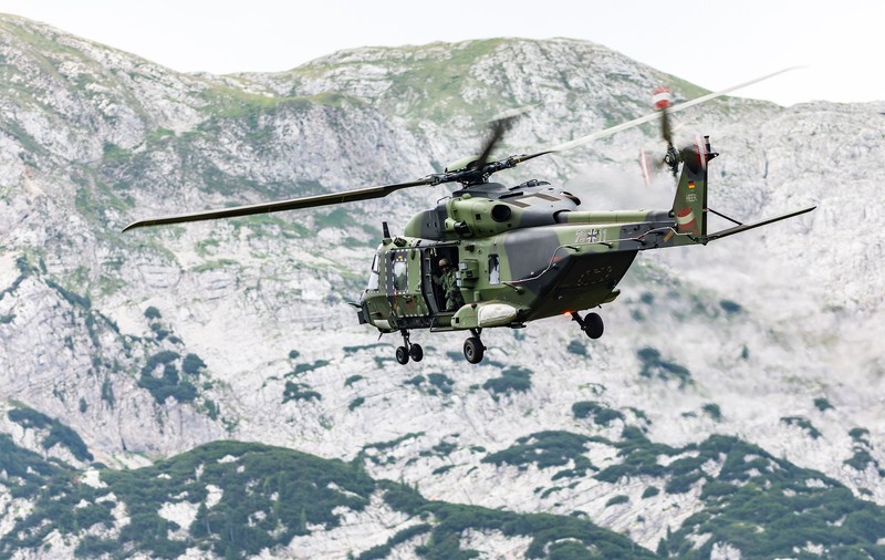 Ce pedeapsă riscă un bărbat care l-a orbit cu laserul pe pilotul unui elicopter Bundeswehr