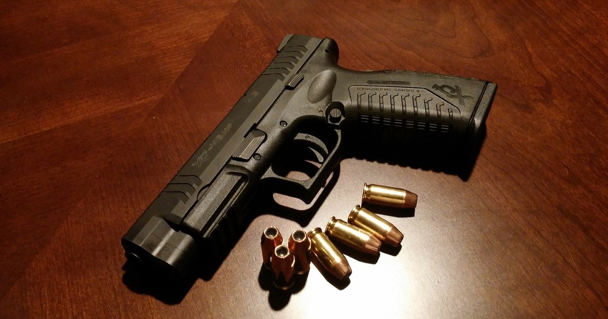 Un băiețel de patru ani și-a împușcat mama în față. Cum a găsit puștiul pistolul