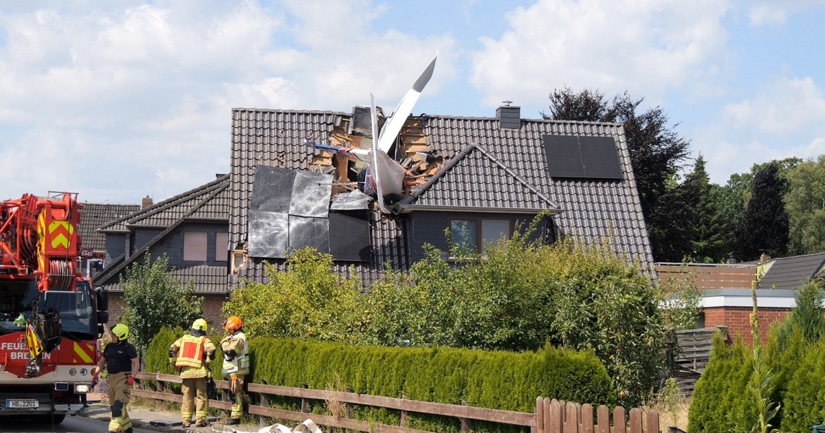 Avion de mici dimensiuni căzut pe acoperișul unei casei din nord-vestul Germaniei Foto: Profimedia