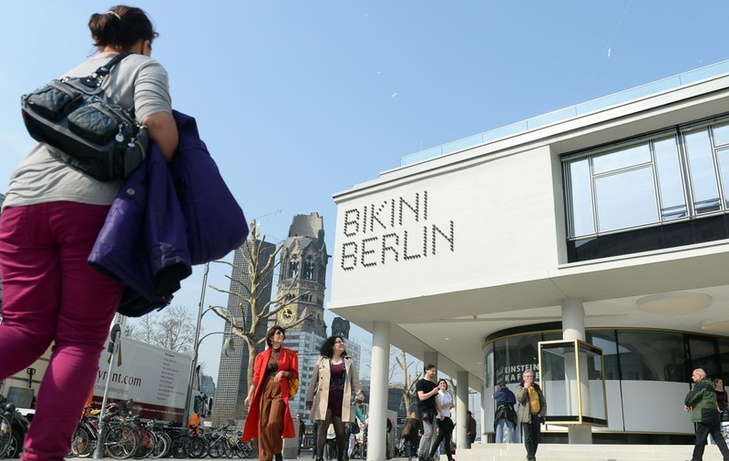 Toalete cu pereţi de sticlă la un hotel din Berlin! Clienţii care le folosesc pot fi văzuţi din stradă | VIDEO