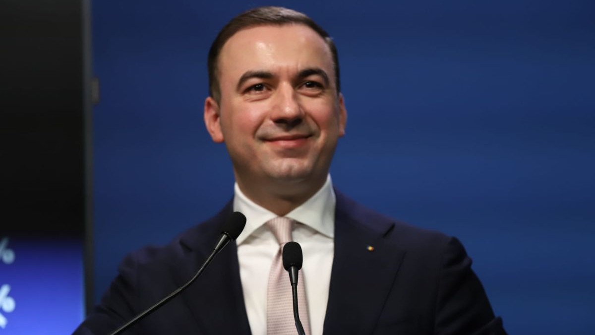 Ministrul Energiei, Bogdan Ivan, îmbrăcat la costum și surprins râzând, într-o conferință de presă când vorbește despre scumpirile la carburanți, București, 5 martie 2026
