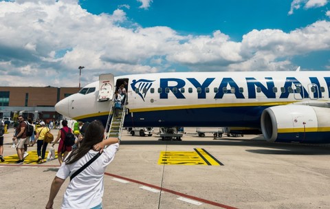 Pasagerii care se urcă într-un avion Ryanair