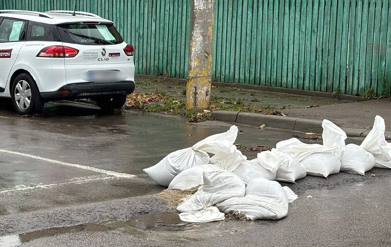 S-au furat sacii cu nisip puși pe străzi în Constanța, împotriva inundaţiilor: „Dacă i-aţi luat din greşeală, returnaţi-i imediat”