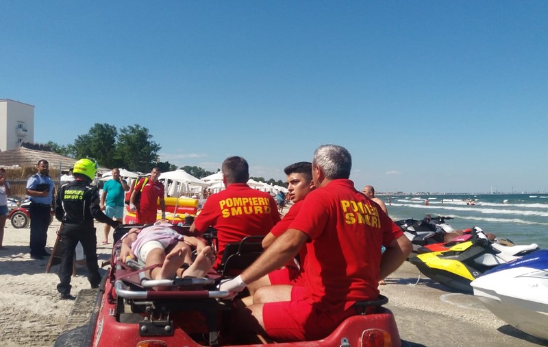 VIDEO&FOTO/ Un skyjet s-a izbit de stabilopozi în dreptul hotelului Rex, din Mamaia. Un copil de opt ani și tatăl său au fost răniți